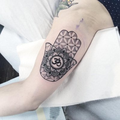  Tatouage mandala en forme de main de fatma